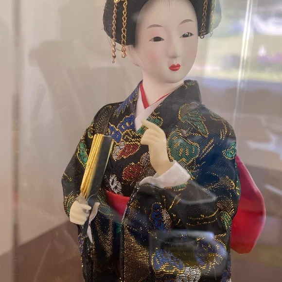 Elegant Japanese Geisha Doll in Display Case - Picture 4 of 13